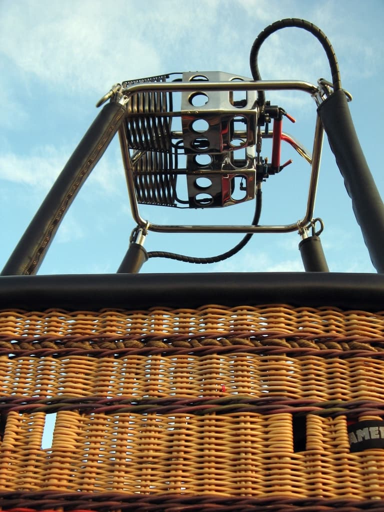 Bruleur et nacelle en osier d'une montgolfiere